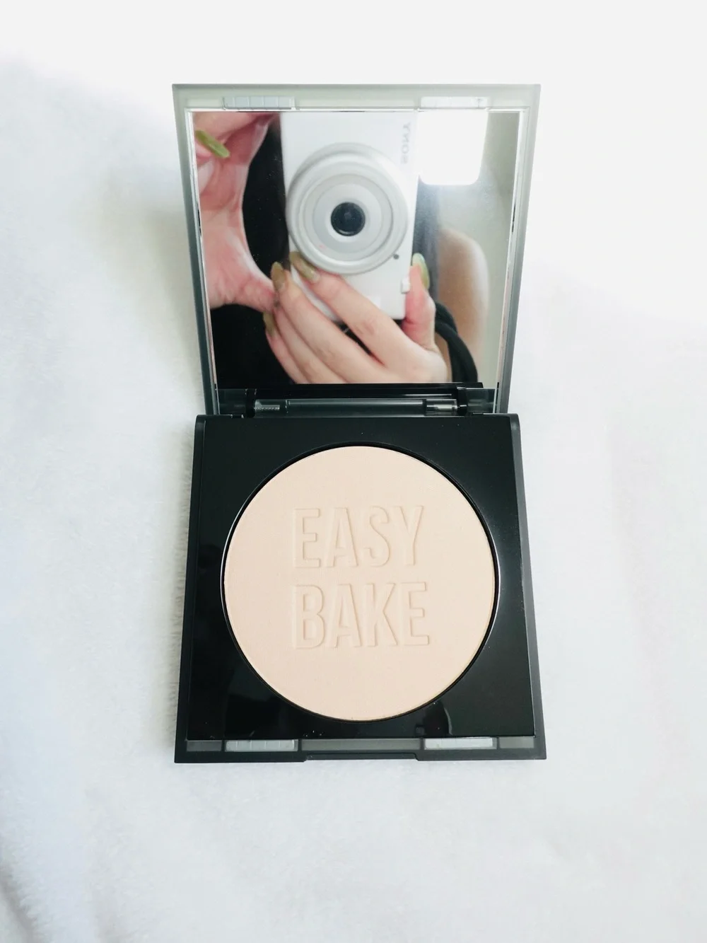 Huda Beauty Easy Bake n Snatch Pressed Brightening n Setting Powder Banana Bread